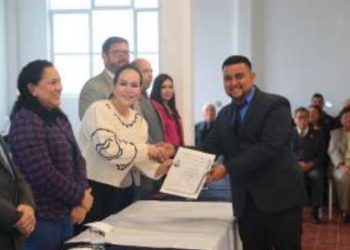 Agradecen beneficiarios de Beca UNE para Título al Gobierno Municipal
