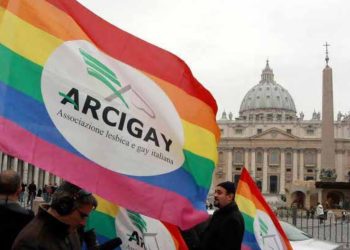 BENDICE IGLESIA PAREJAS GAY No aprueba matrimonio