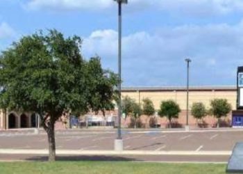 Maestra enfrenta cargos por intimar con alumno