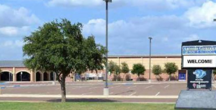 Maestra enfrenta cargos por intimar con alumno