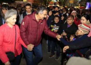 Américo y María conviven con familias durante desfile navideño