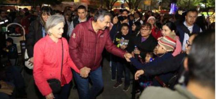 Américo y María conviven con familias durante desfile navideño