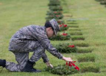 Honrarán a veteranos deguerra cubrirán lápidas con guirnaldas