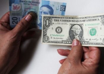 Peso Mexicano Retrocede Más del 1% Frente al Dólar por Datos Económicos Clave