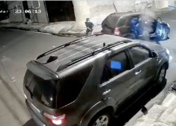 IMÁGENES FUERTES: ladrones trataron de asaltar una camioneta de lujo y el dueño los abatió a balazos