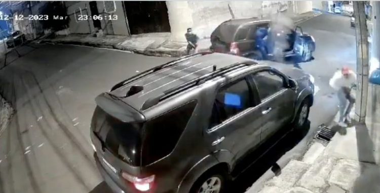 IMÁGENES FUERTES: ladrones trataron de asaltar una camioneta de lujo y el dueño los abatió a balazos