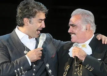Familia de Vicente Fernández posa con la estatua del cantante: «es igualito a Chente»