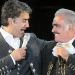 Familia de Vicente Fernández posa con la estatua del cantante: «es igualito a Chente»