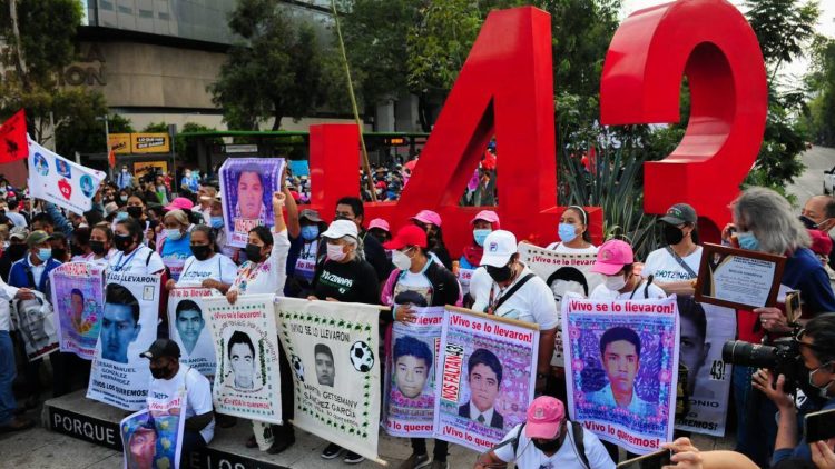 AMLO instruye apertura de expedientes del caso Ayotzinapa