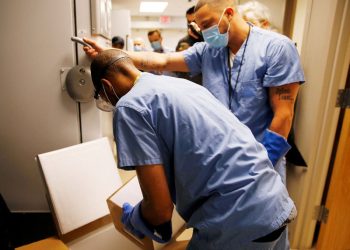 España vuelve a imponer el uso obligatorio de cubrebocas en hospitales ante el repunte de enfermedades respiratorias