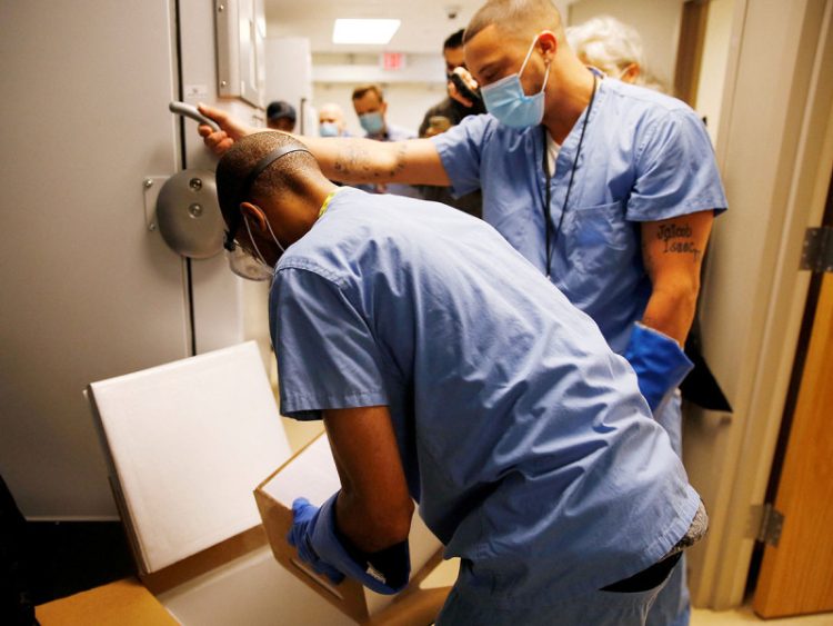 España vuelve a imponer el uso obligatorio de cubrebocas en hospitales ante el repunte de enfermedades respiratorias