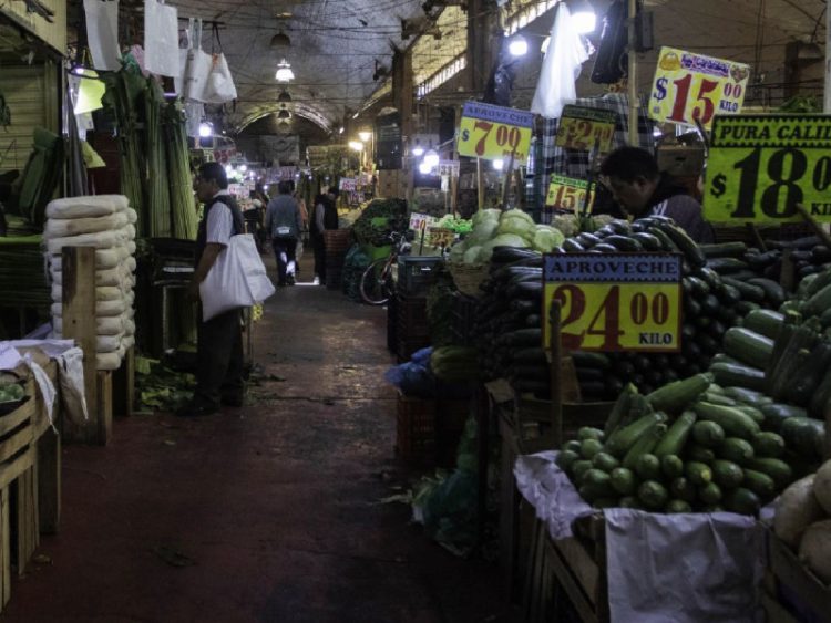 Inflación en México Acelera en Diciembre, Cerrando el Año en 4.66%