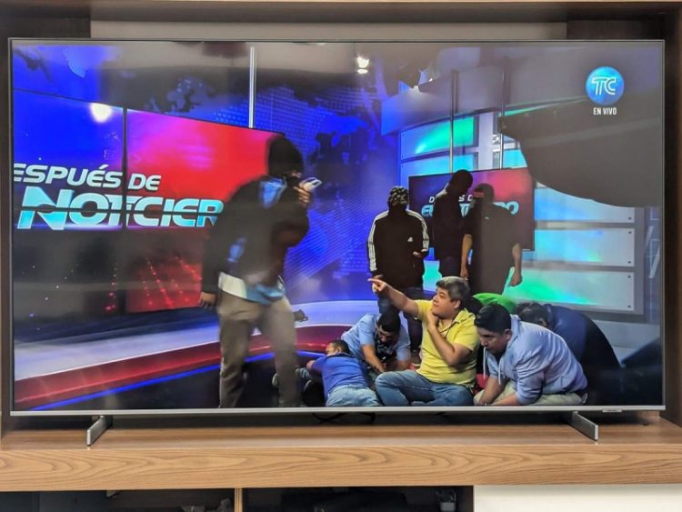 Ataque a Canal de TV en Ecuador: Periodistas Secuestrados en Vivo por Delincuentes Armados