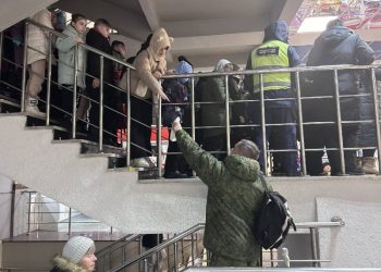 Padres Evacúan a Sus Hijos en Rusia, Ante los Fuertes Bombardeos Ucranianos