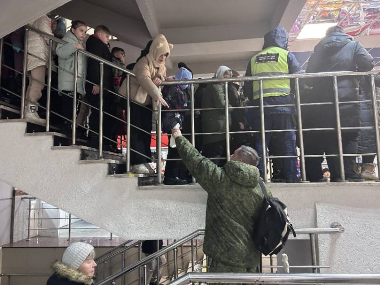 Padres Evacúan a Sus Hijos en Rusia, Ante los Fuertes Bombardeos Ucranianos