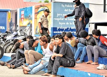 Ecuador detiene a 329 criminales en ofensiva contra el narcotráfico; el Ejército se despliega en todo el país