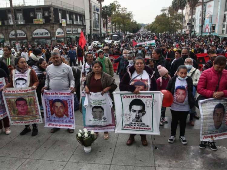 Gobierno reafirma compromiso con los padres de los 43 normalistas de Ayotzinapa