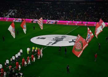 Bayern Múnich rinde emotivo homenaje a Franz Beckenbauer