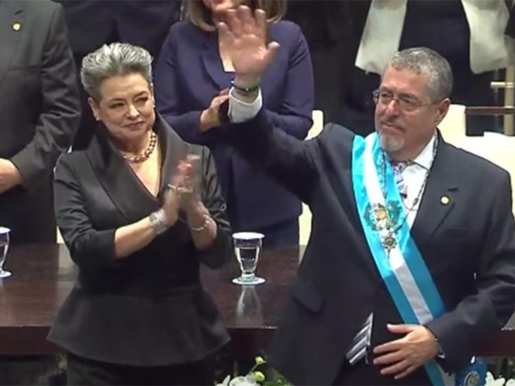 Bernardo Arévalo Asume la Presidencia de Guatemala Tras un Camino Tortuoso