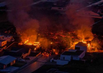 Erupción Volcánica Consuma Viviendas en Islandia