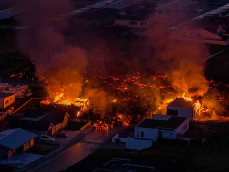 Erupción Volcánica Consuma Viviendas en Islandia