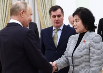 Putin y Canciller de Corea del Norte Celebran lazos en Reunión en el Kremlin