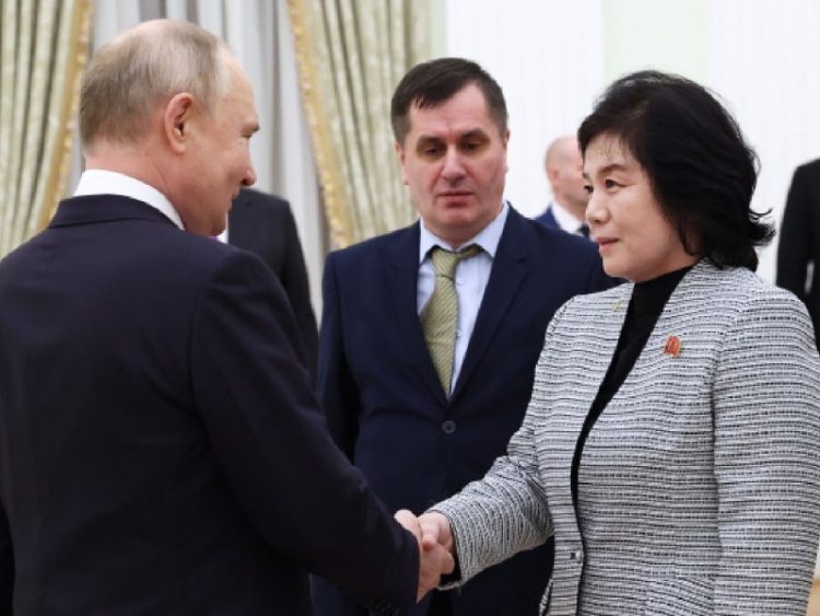 Putin y Canciller de Corea del Norte Celebran lazos en Reunión en el Kremlin