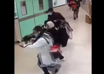 Militares Israelíes Disfrazados de Doctores Asesinan Palestinos