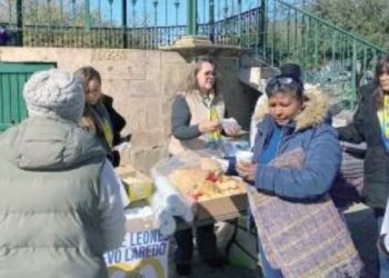 Damas del Club de Leones Centenario dan cobijas en la plaza Insurgentes
