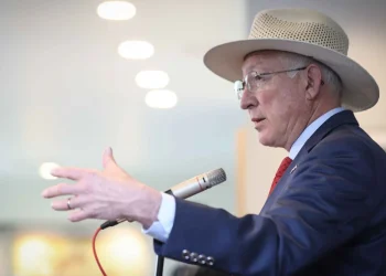Ken Salazar: Se Continuarán los Vuelos de Repatriación para Controlar Flujos Migratorios