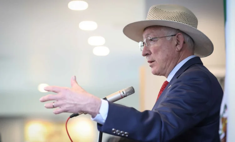 Ken Salazar: Se Continuarán los Vuelos de Repatriación para Controlar Flujos Migratorios