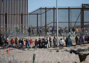 POR INVASIÓN DE PROPIEDAD PRIVADA Texas detiene a miles de migrantes en la frontera