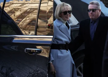 Trump amenazado con ser expulsado de juicio por difamación en Nueva York