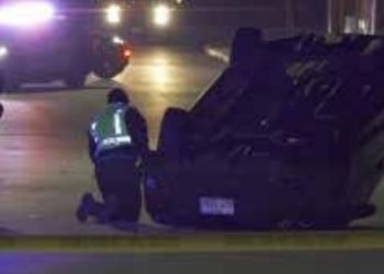 Muere mujer de 22 años en volcadura de auto