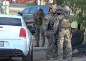 Catean vivienda; arrestan a cinco