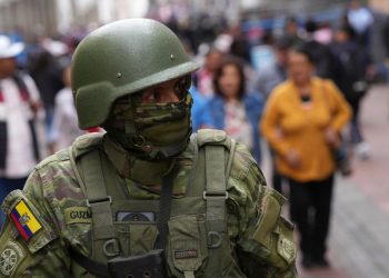 Militares ecuatorianos piden donaciones de alimentos crudos por temor a envenenamiento