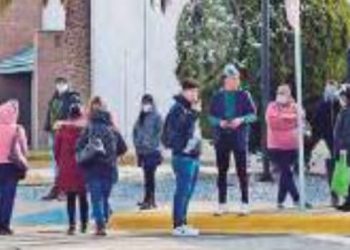 LES PEGA LA HELADA Trabajadores de las maquilas se ‘congelan’ esperando transporte