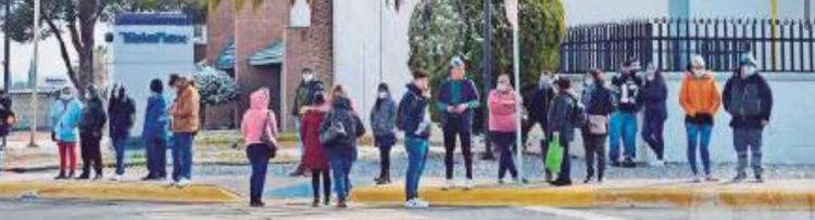 LES PEGA LA HELADA Trabajadores de las maquilas se ‘congelan’ esperando transporte