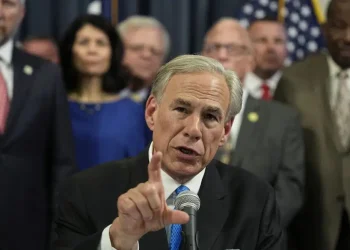 México reprueba controversial dicho de gobernador de Texas sobre disparar a migrantes