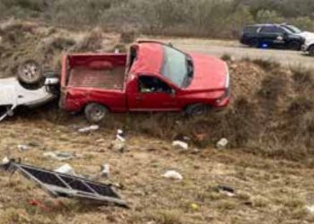 UN MUERTO Y DOS LESIONADOS Fatal volcadura en la Carretera IH-35