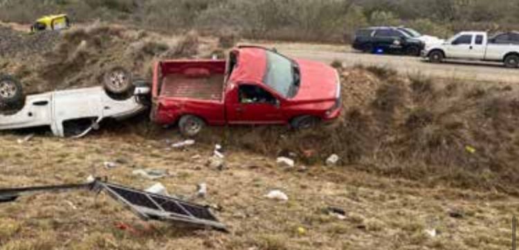 UN MUERTO Y DOS LESIONADOS Fatal volcadura en la Carretera IH-35