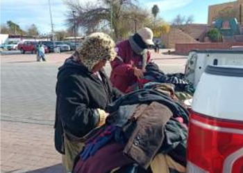 Mantiene DPyB Operativo Carrusel;donan ropa de invierno a ciudadanos