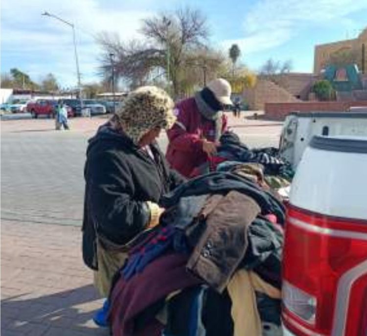 Mantiene DPyB Operativo Carrusel;donan ropa de invierno a ciudadanos