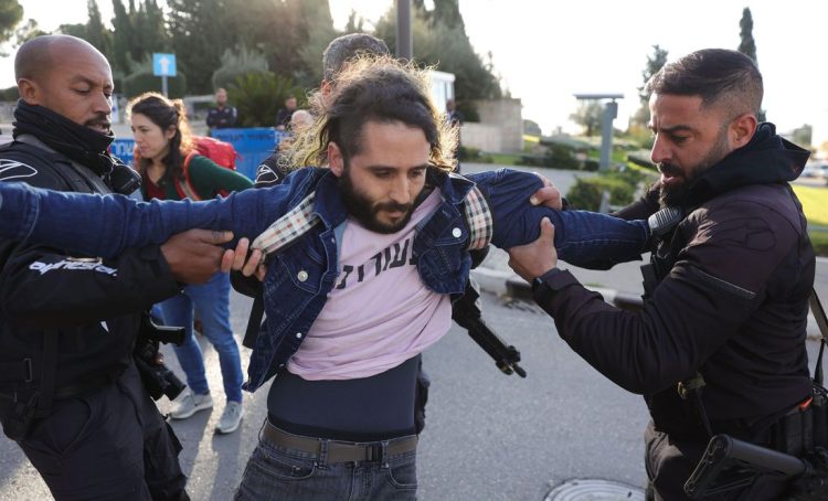 Familiares de Rehenes de Hamas irrumpen en el Parlamento de Israel Exigiendo Liberación