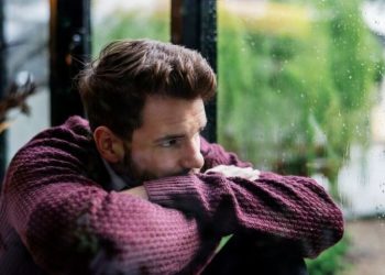 Descubre la Costumbre que Puede Impedirte Ser Feliz, según un Estudio de Harvard