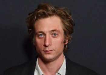 Jeremy Allen White, Novio de Rosalía, Desata Controversia con Sensuales Fotos para Calvin Klein