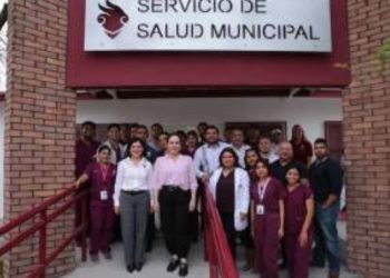 CARMEN LILIA CANTUROSAS Entrega Dispensario Médico a vecinos de la Nueva Era