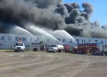 Persisten labores tras 18 horas para sofocar incendio en San Nicolás de los Garza, Nuevo León