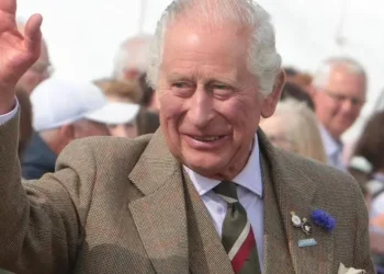 Rey Carlos III enfrenta diagnóstico de cáncer, suspende apariciones públicas para tratamiento médico