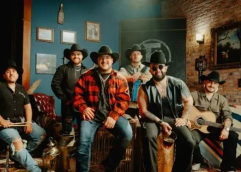 Carín León y Grupo Frontera Alcanzan el Número 1 en Billboard con «ALCH SI»